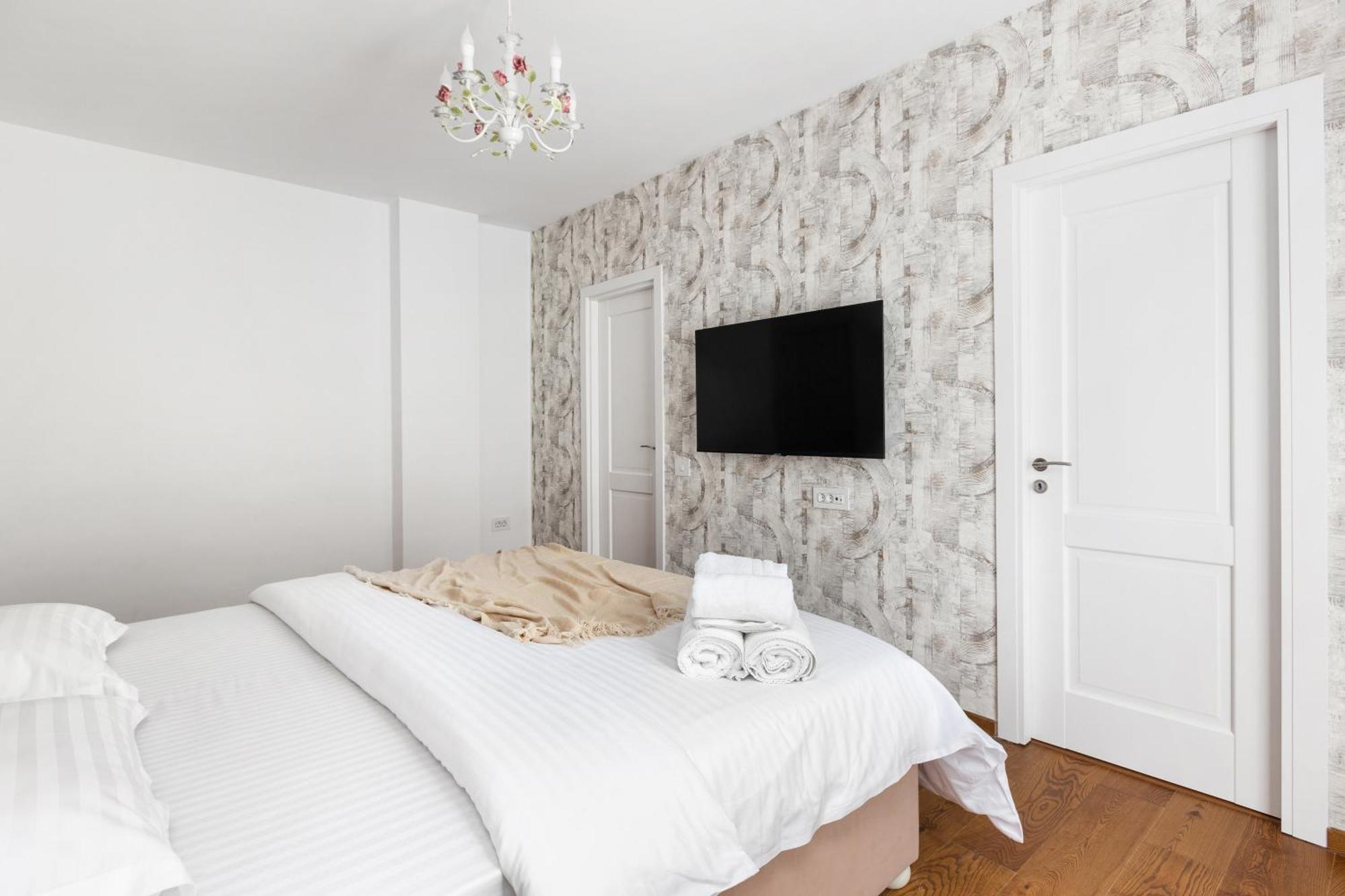 Peak Aparthotel - Old Town - By Cityhost Brasov Exterior photo