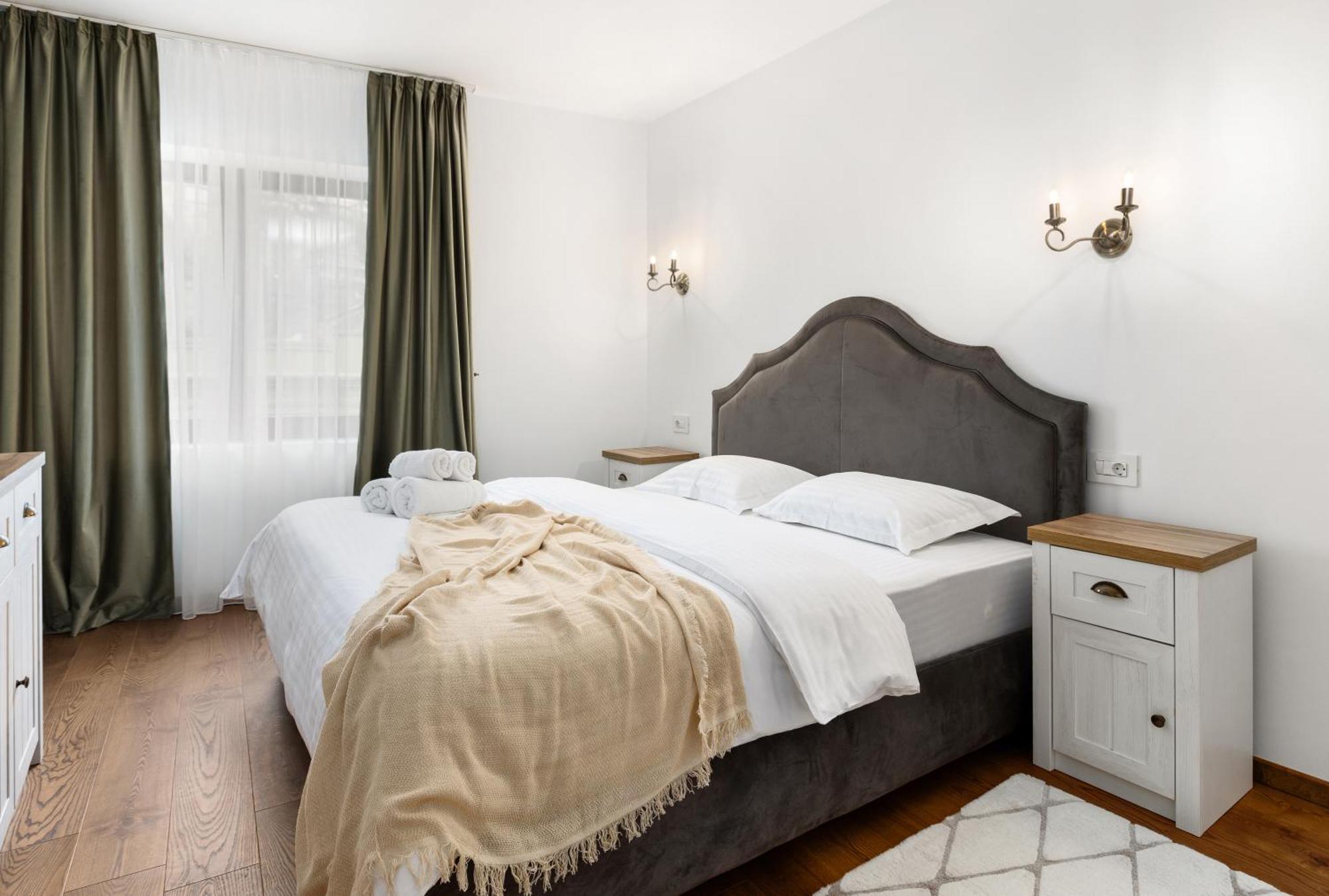 Peak Aparthotel - Old Town - By Cityhost Brasov Exterior photo