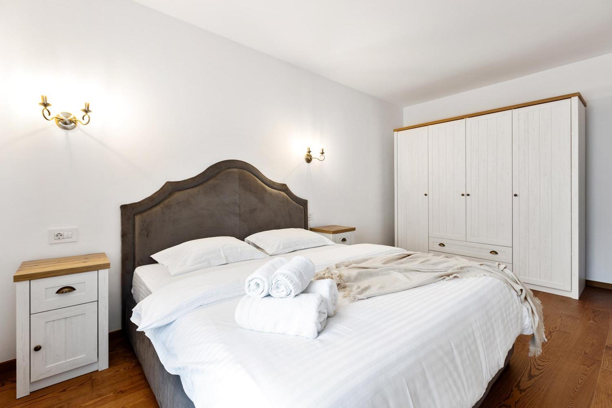 Peak Aparthotel - Old Town - By Cityhost Brasov Exterior photo