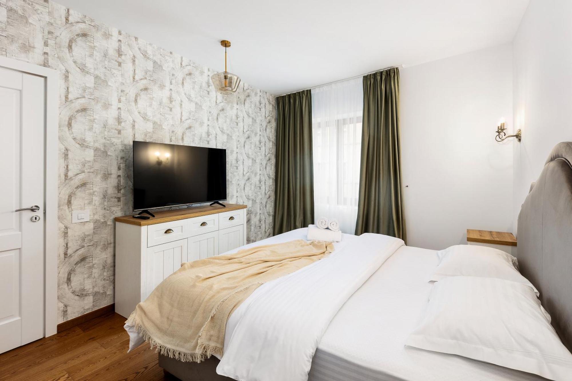 Peak Aparthotel - Old Town - By Cityhost Brasov Exterior photo