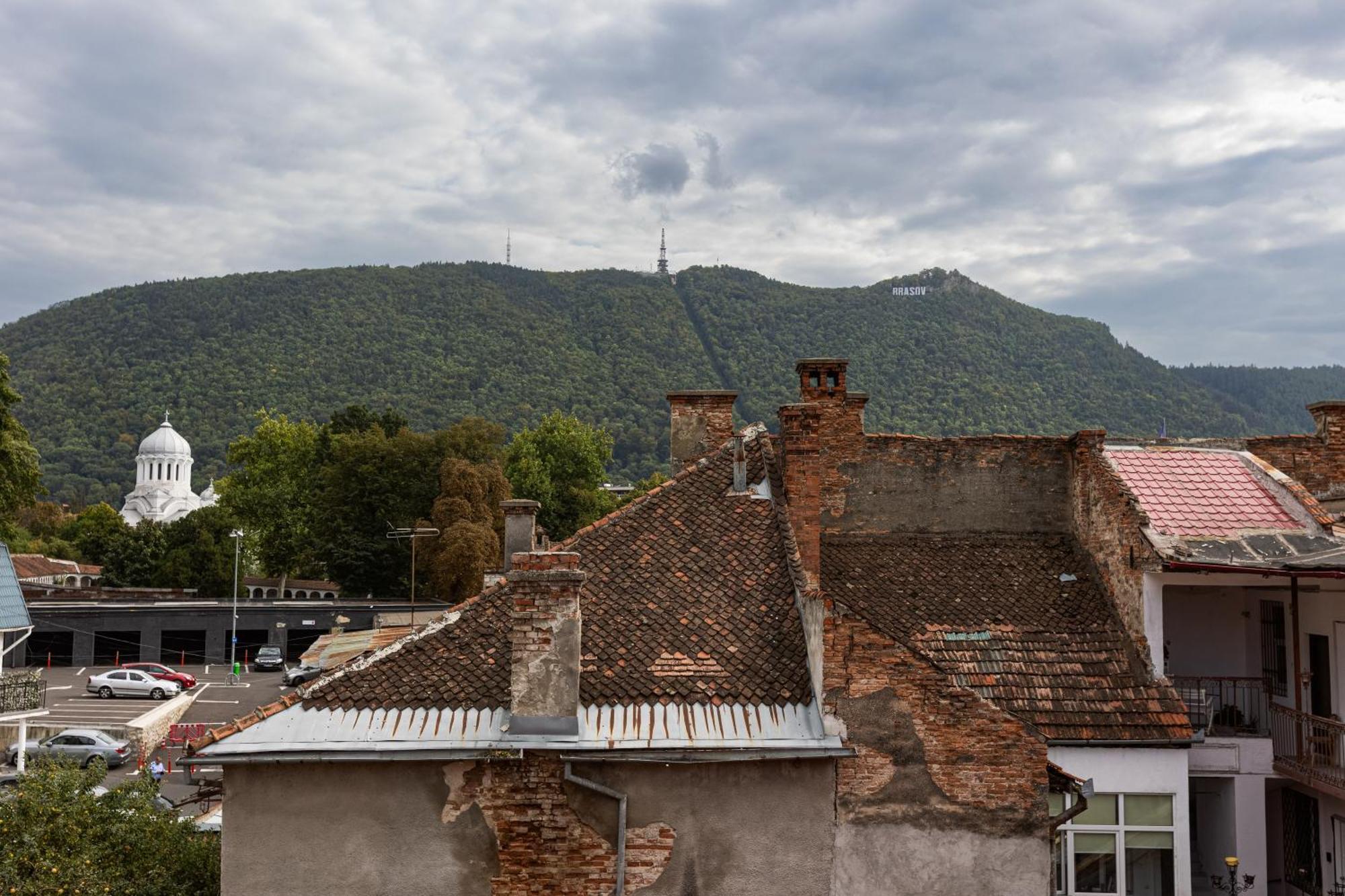 Peak Aparthotel - Old Town - By Cityhost Brasov Exterior photo