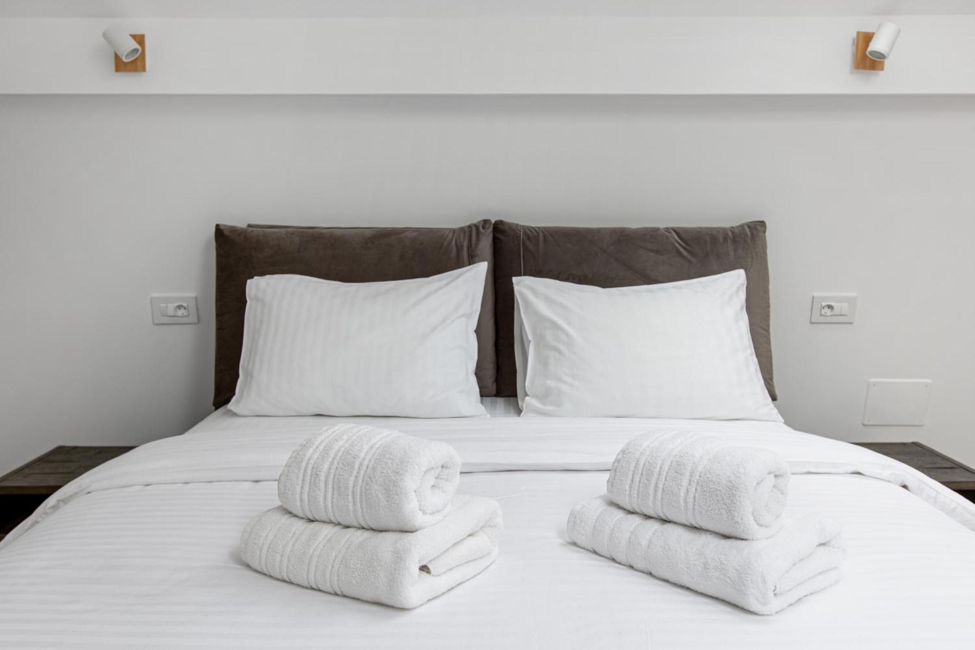 Peak Aparthotel - Old Town - By Cityhost Brasov Exterior photo