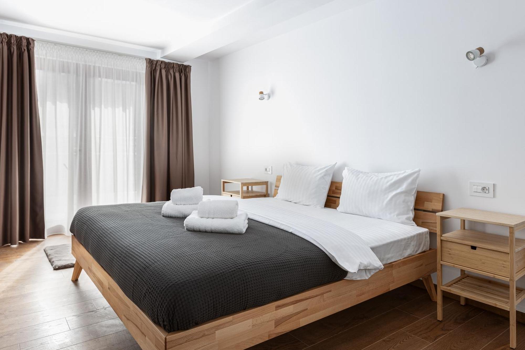 Peak Aparthotel - Old Town - By Cityhost Brasov Exterior photo