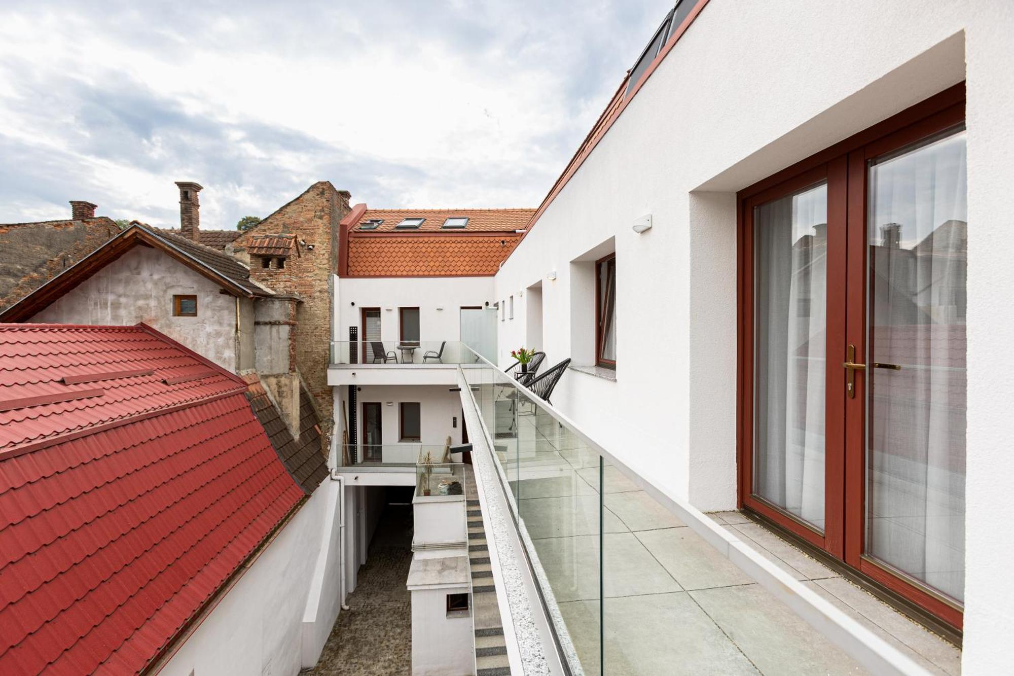 Peak Aparthotel - Old Town - By Cityhost Brasov Exterior photo